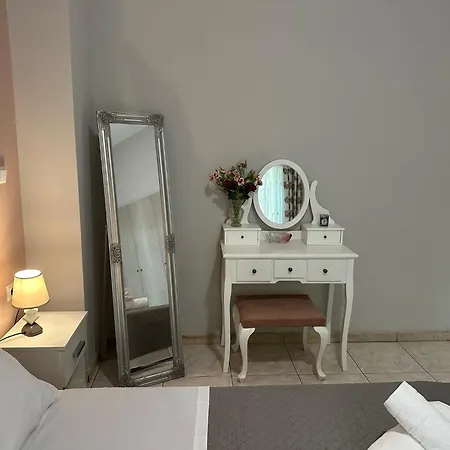 Eliasnest Evterpi - με σοφίτα και κήπο στο κέντρο της καλαμάτας Kalamáta