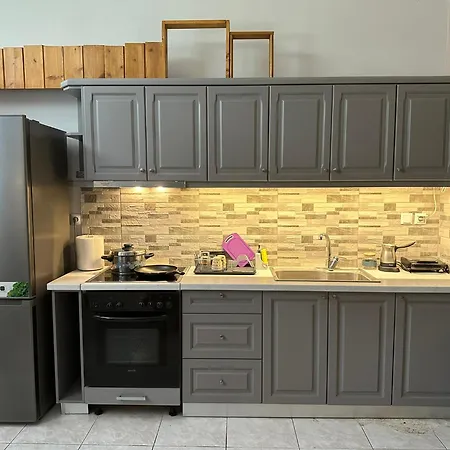 Appartement Eliasnest Evterpi - με σοφίτα και κήπο στο κέντρο της καλαμάτας