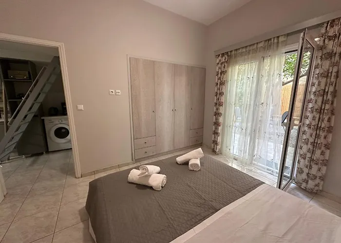 Eliasnest Evterpi - με σοφίτα και κήπο στο κέντρο της καλαμάτας