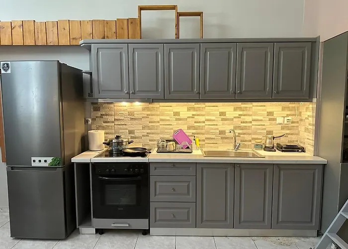 Apartamento Eliasnest Evterpi - με σοφίτα και κήπο στο κέντρο της καλαμάτας