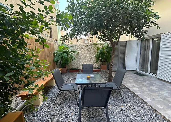 Apartamento Eliasnest Evterpi - με σοφίτα και κήπο στο κέντρο της καλαμάτας