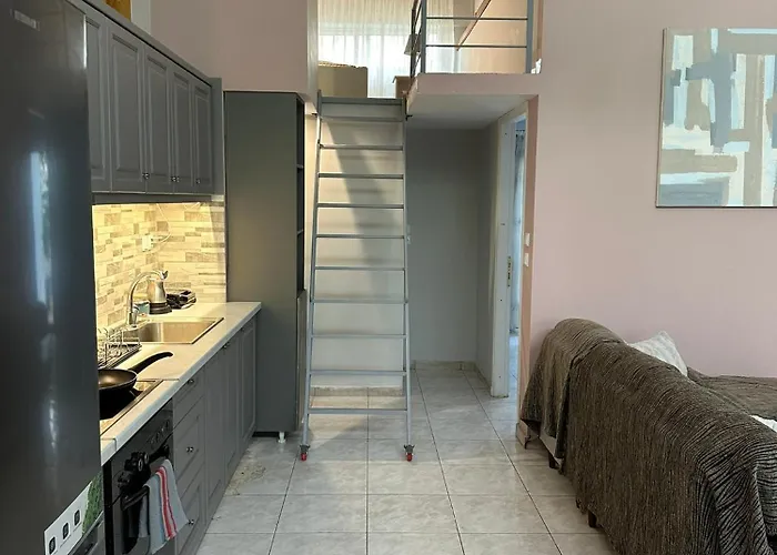 Eliasnest Evterpi - με σοφίτα και κήπο στο κέντρο της καλαμάτας Apartamento