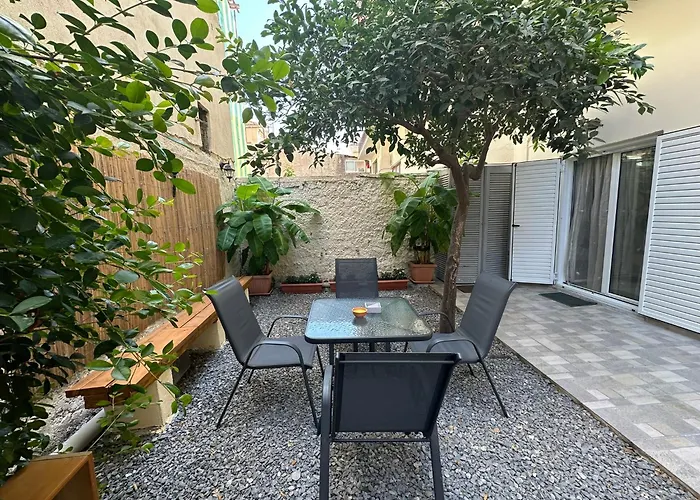 Apartamento Eliasnest Evterpi - με σοφίτα και κήπο στο κέντρο της καλαμάτας