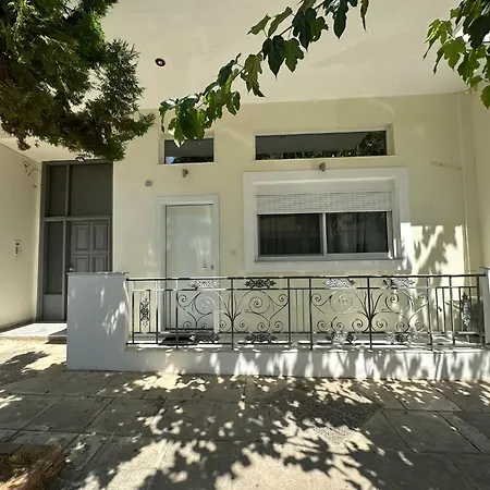 Appartamento Eliasnest Evterpi - με σοφίτα και κήπο στο κέντρο της καλαμάτας Kalamata