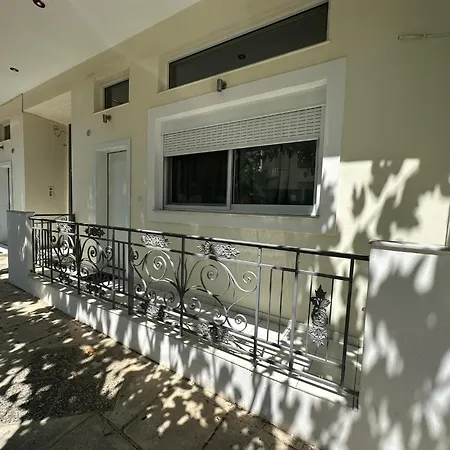 Appartamento Eliasnest Evterpi - με σοφίτα και κήπο στο κέντρο της καλαμάτας *