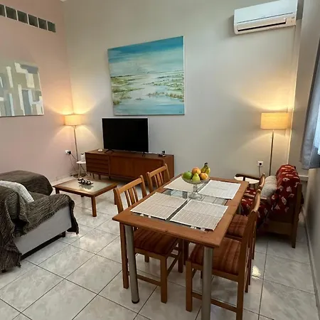 Eliasnest Evterpi - με σοφίτα και κήπο στο κέντρο της καλαμάτας *