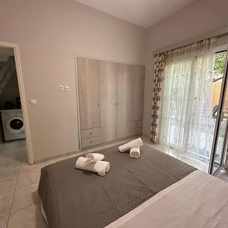 Eliasnest Evterpi - με σοφίτα και κήπο στο κέντρο της καλαμάτας