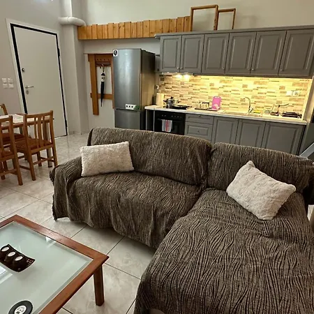 Eliasnest Evterpi - με σοφίτα και κήπο στο κέντρο της καλαμάτας Διαμέρισμα