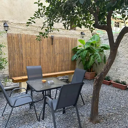 Appartamento Eliasnest Evterpi - με σοφίτα και κήπο στο κέντρο της καλαμάτας *