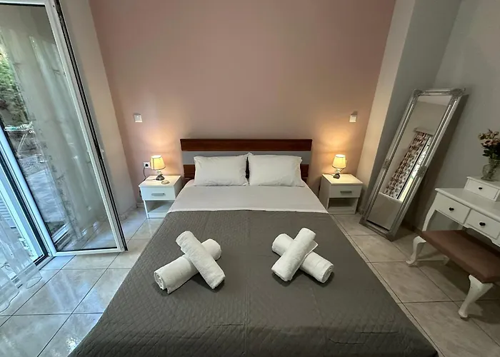 Eliasnest Evterpi - με σοφίτα και κήπο στο κέντρο της καλαμάτας 아파트 칼라마타