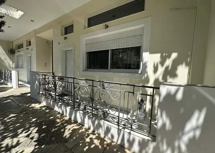 아파트 Eliasnest Evterpi - με σοφίτα και κήπο στο κέντρο της καλαμάτας *