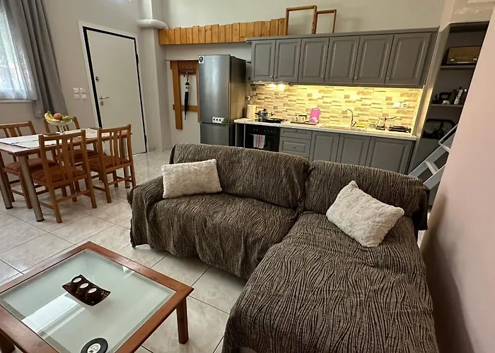 Eliasnest Evterpi - με σοφίτα και κήπο στο κέντρο της καλαμάτας 아파트